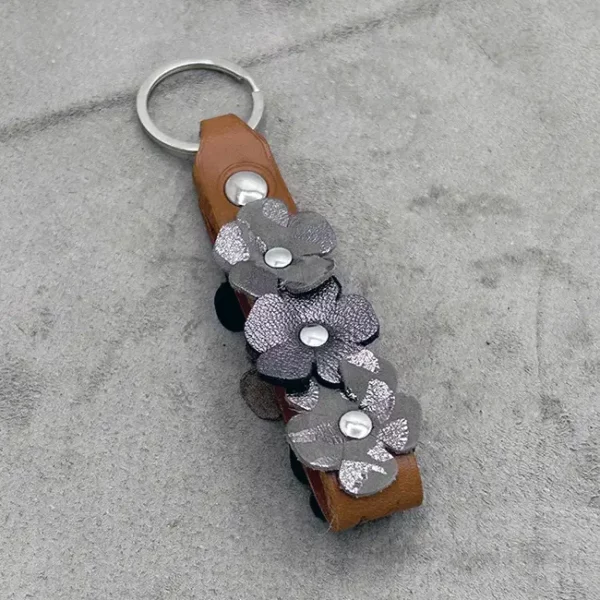 Le PORTE-CLÉS gris acier, léopard argenté
